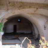 ...alcuni varchi aperti permettono infatti di scrutare al suo interno, rivelando stanze con soffitti a volta...